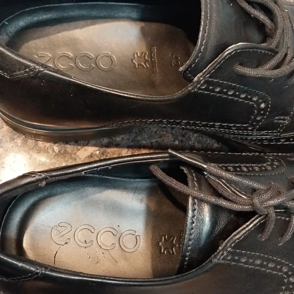 Ecco Black Leather Men's Wing Tip Oxfords.MAY HAVE NEVER BEEN WORN...SIZE 8.